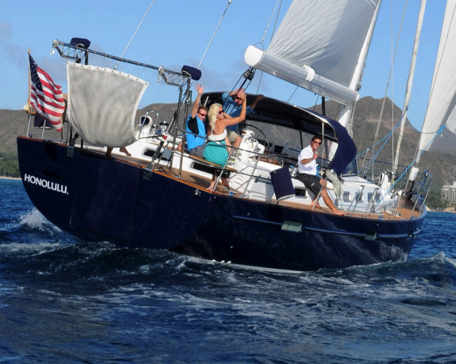 Waikiki-Yacht-Vanessa-Sailing-3